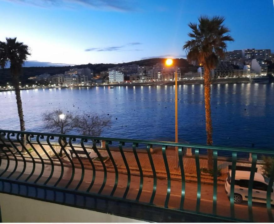 Seafront Apartment In St. Paul'S Bay Exterior photo